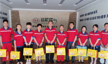 浓情迎端午 温馨送祝福-yl34511线路中心集团为员工发放端午节礼品